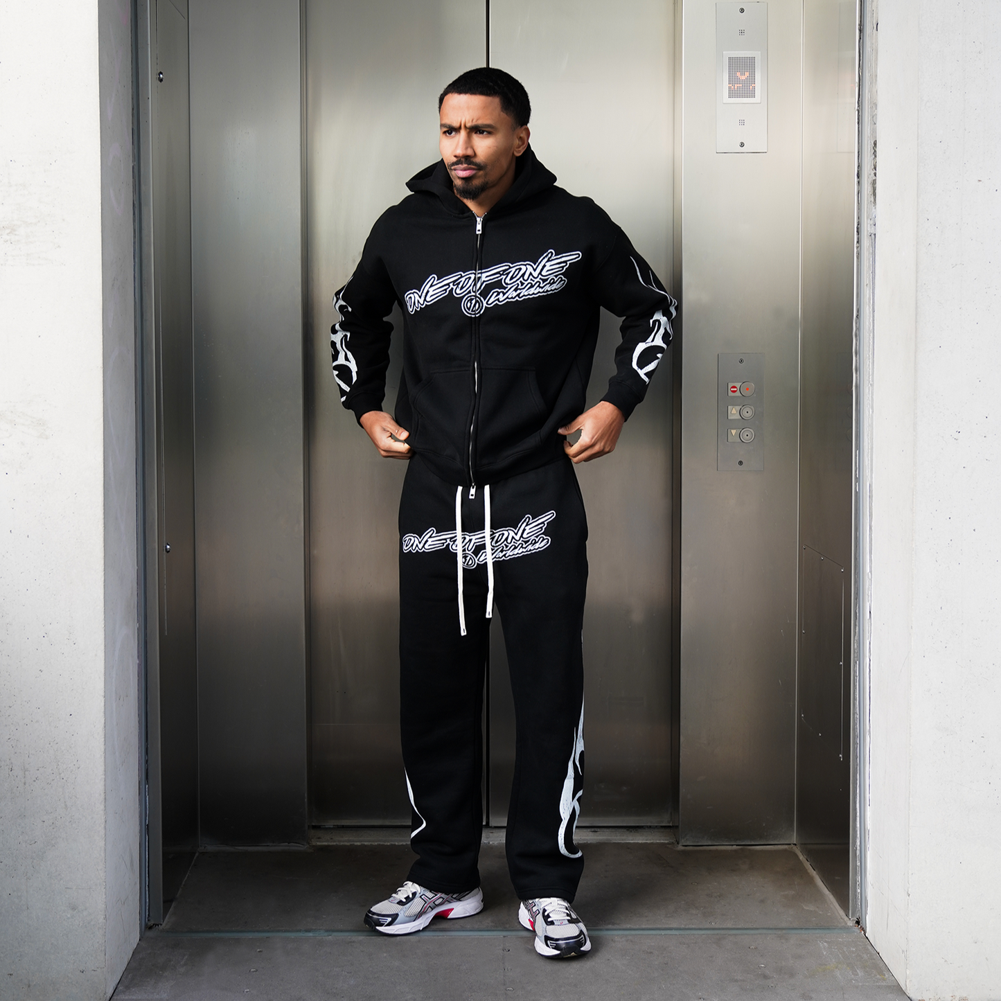 WORLD TOUR HOODIE BLACK / WHITE