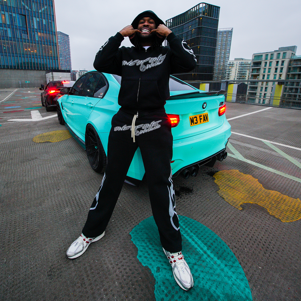 WORLD TOUR JOGGERS BLACK / WHITE